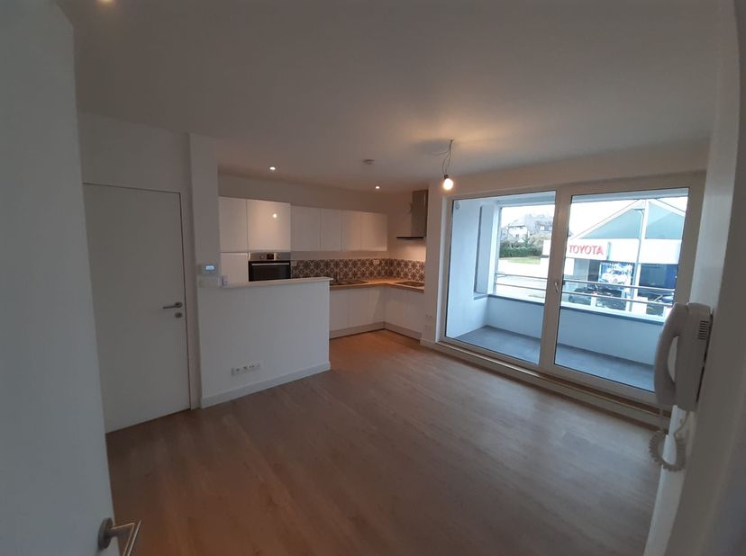 IN CENTRUM MERELBEKE Gezellig appartement 1 slpk op 1e verd met lift – 745€/maand (+kosten 35€/maand)&lt;br /&gt;
Onmiddellijk beschikbaar: 40 m2 met 1 slpk